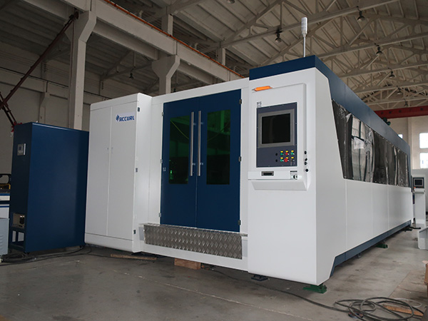 2500w Full Closed Pattle Table Fiber Laser Sheet Cutting Machine